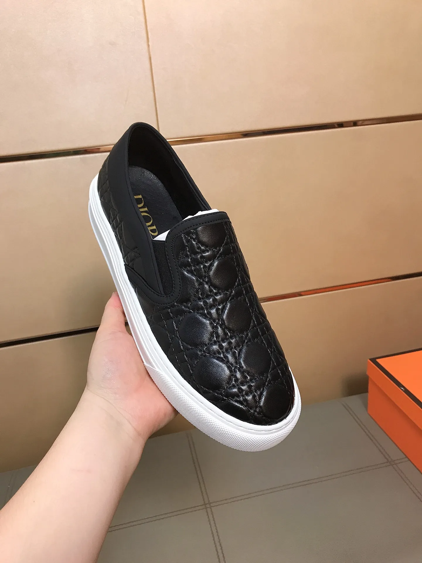 Factory price 400 🔥🔥 (Dior) new men's casual sports shoes 👣 Full of charm, luxury style gentleman's shoes Upper: Made of embossed cowhide imported from Italy, breathable leather lining. Brand wear-resistant soles; with classic logo💋The whole pair of shoes is fashionable and casual without losing high-end style🎈🎈Size: 39-44 (45.46 can be customized)